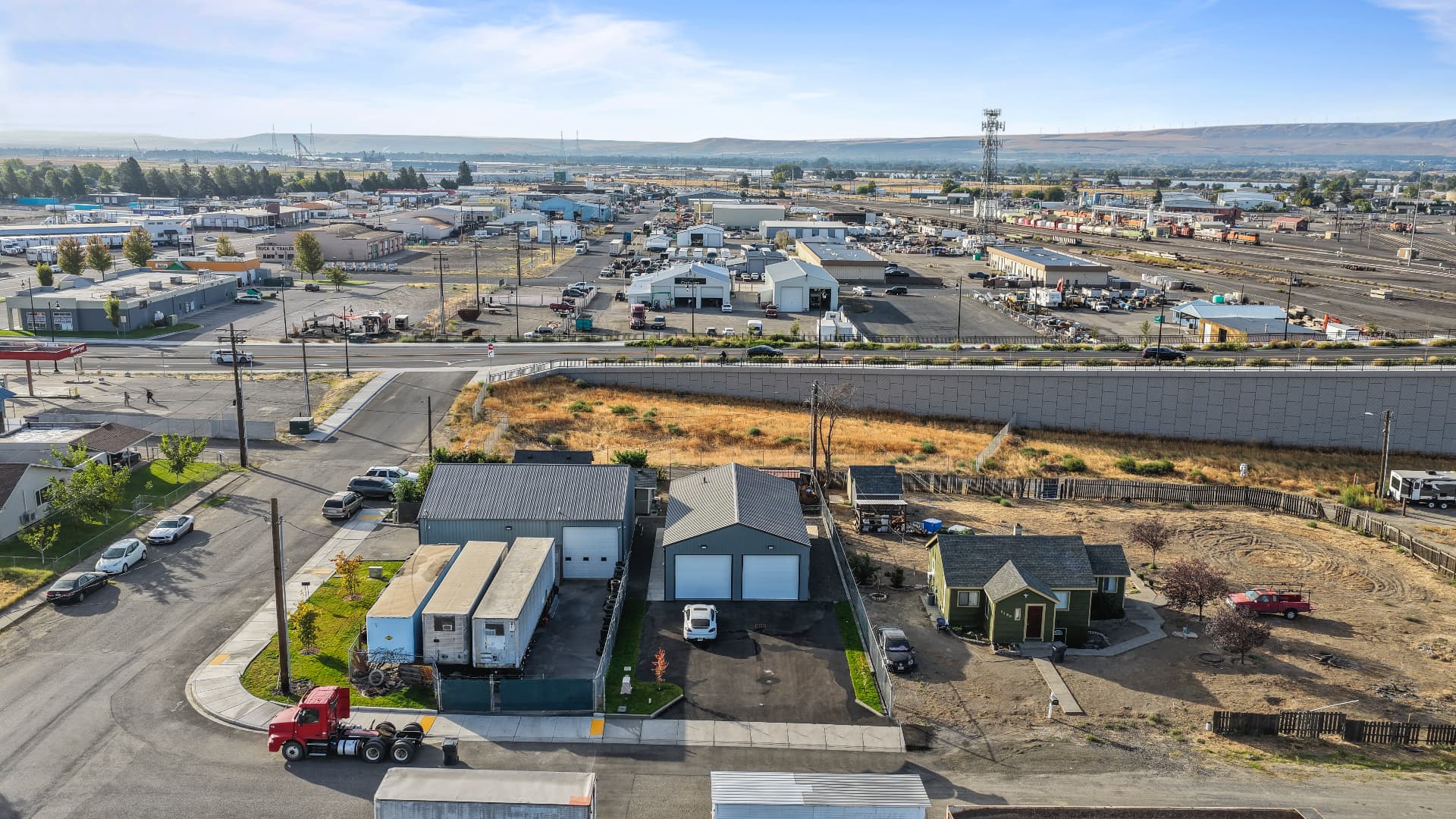 1116 E Clark St — Aerial property view