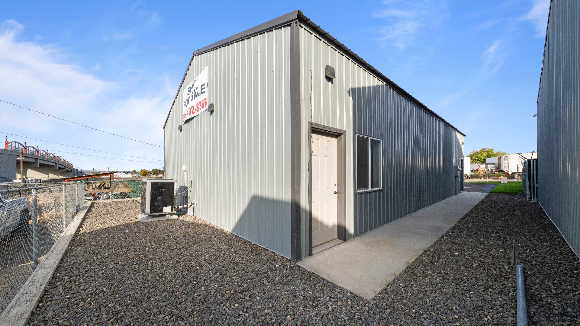 1116 E Clark St — Side exterior and access walkway