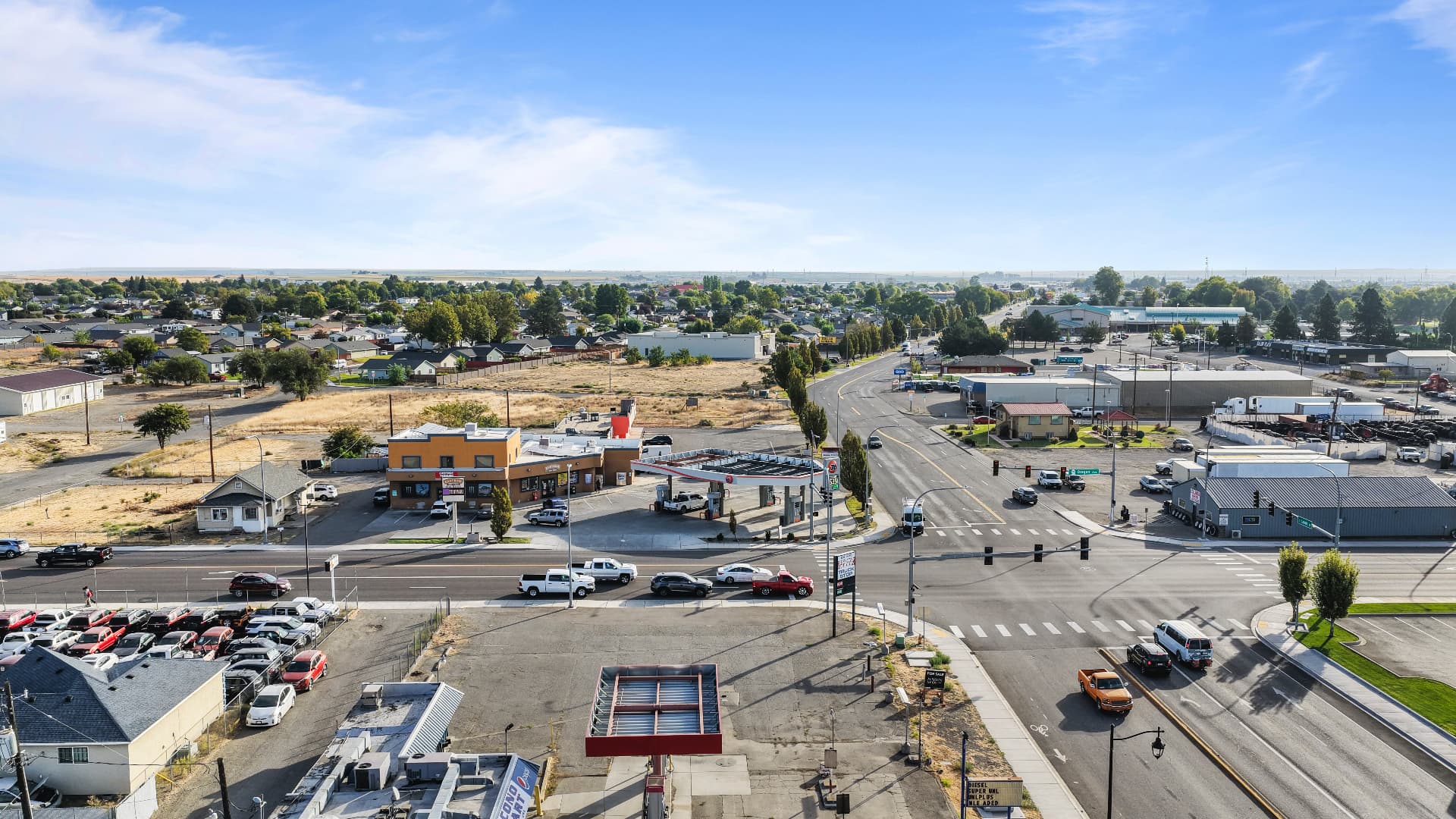 1116 E Clark St — Surrounding commercial area