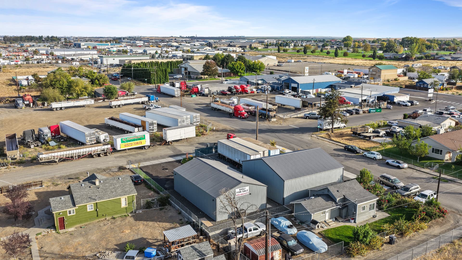 1116 E Clark St — Aerial property view